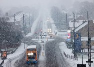 圣诞节前，巨大的北极炸弹向英国飞来，英国的雪图变成了紫色