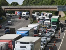 尽管有可怕的安全警告，英国新的2.89亿英镑的高速公路升级仍在进行中